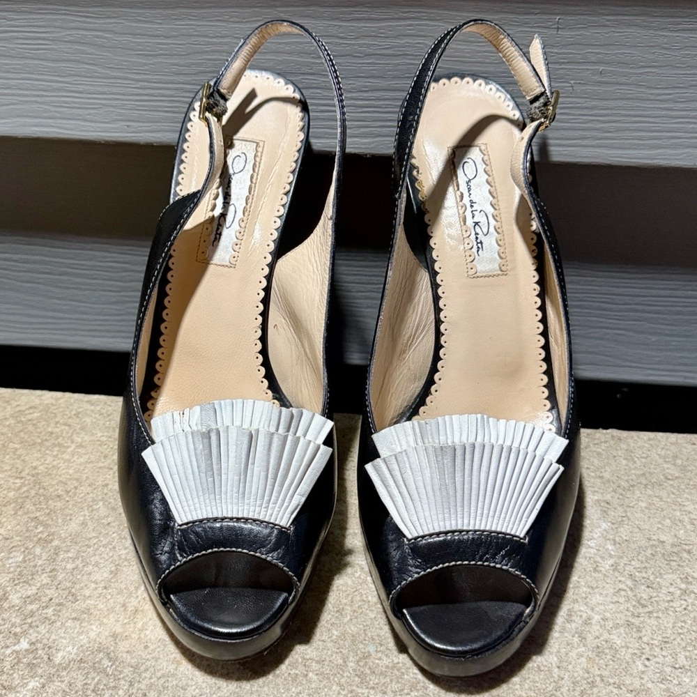 Oscar de la Renta Black and White Peep-Toe Size 38 (8)M